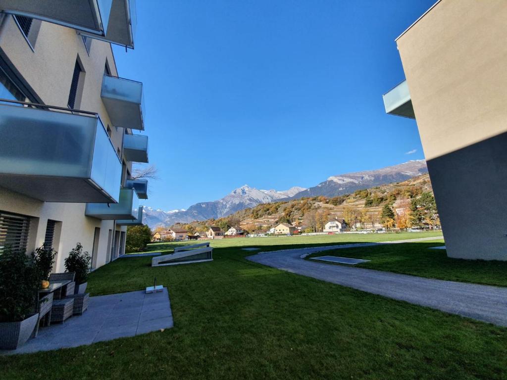Vista generica sulle montagne o vista sulle montagne dall'interno dell'appartamento