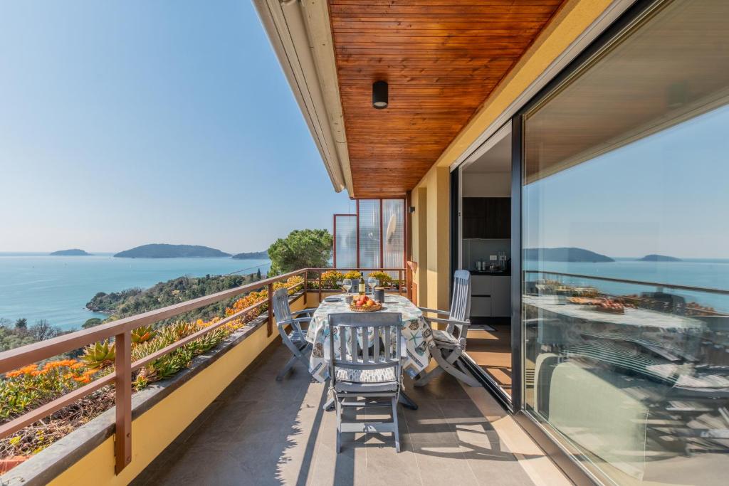 a balcony with a table and views of the ocean at Eco del Silenzio in Lerici