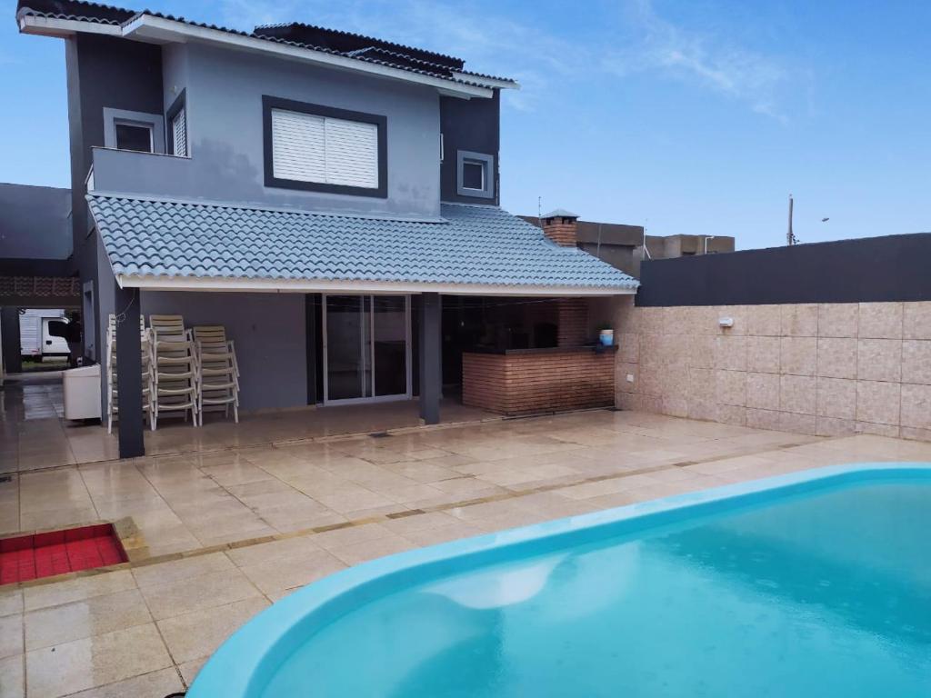 een huis met een zwembad voor een huis bij Casa praia Itanhaem c piscina in Itanhaém