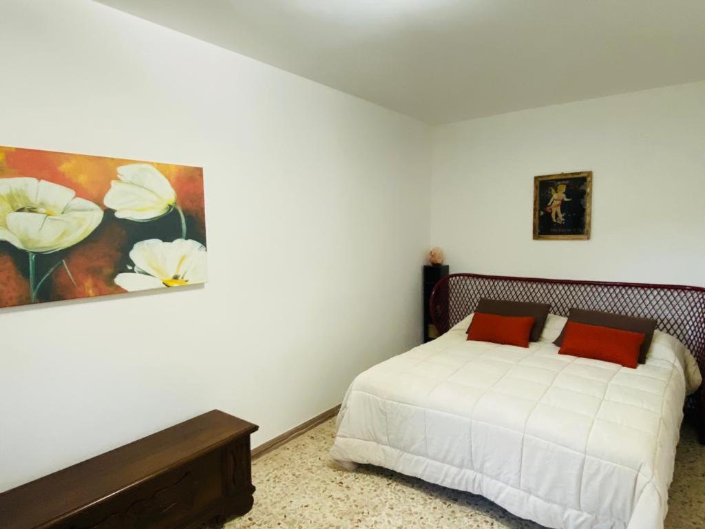 - une chambre avec un lit et une peinture murale dans l'établissement A'MA CASA, à Modica
