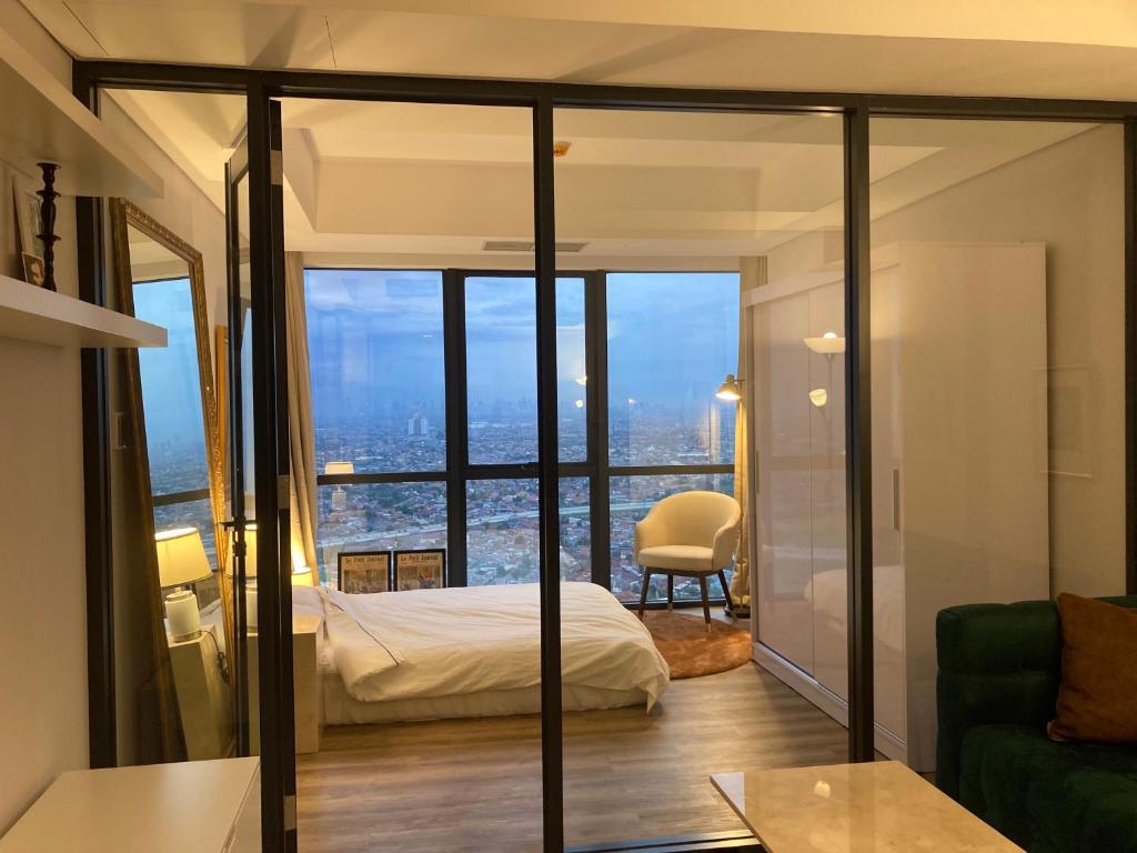 1 dormitorio con cama y vistas a la ciudad en Parisian style apartment at The Smith Alam Sutera, en Tangerang