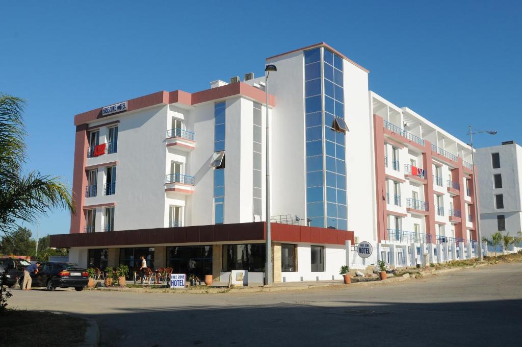 un gran edificio blanco frente a una calle en Free Zone Hotel en Gzennaïa