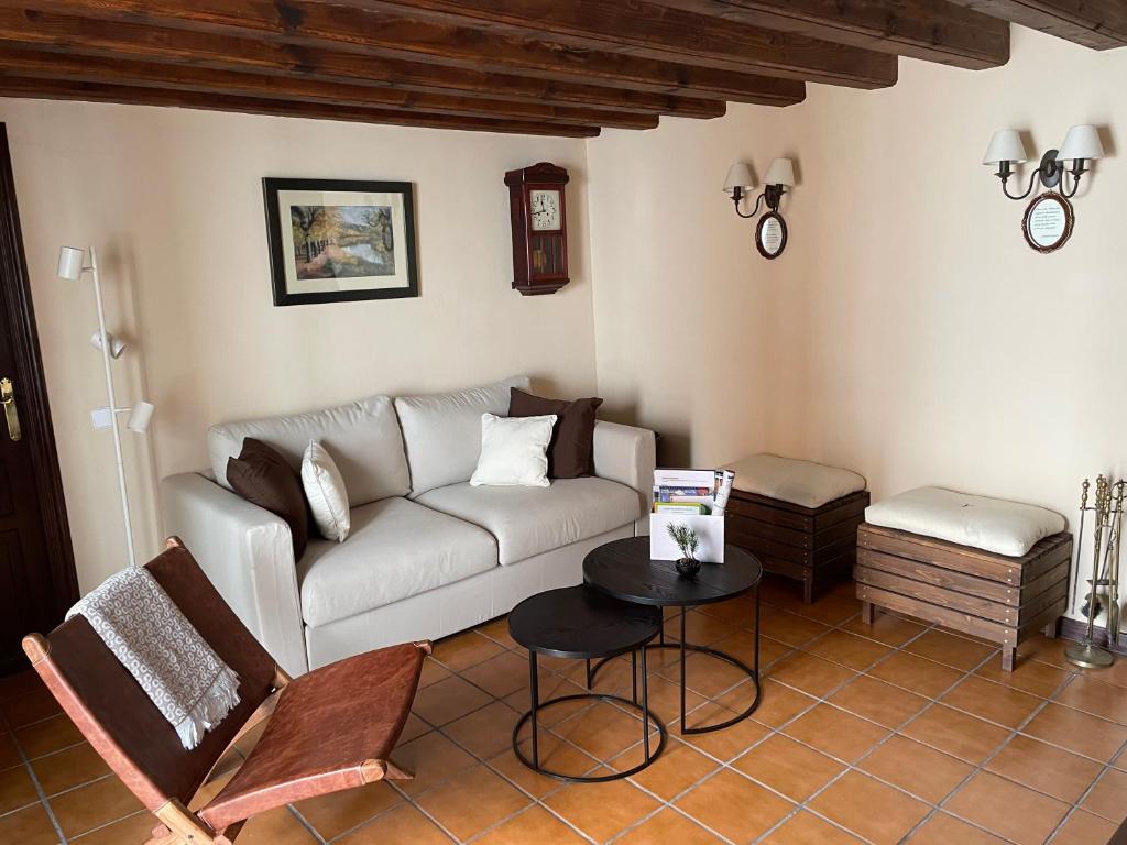 sala de estar con sofá y mesa en Vivienda turística La Caldera, en Soria
