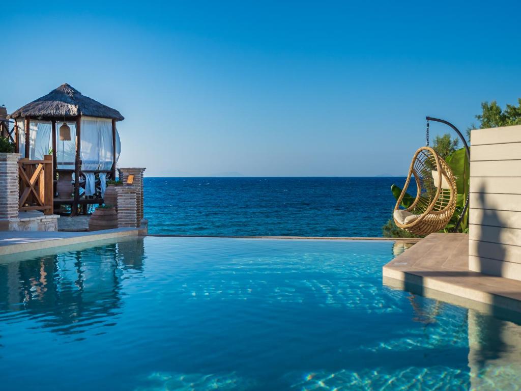 einen Pool mit einer Wasserrutsche und einem Spielplatz in der Unterkunft Porta del mar Beach Resort in Méson Yerakaríon