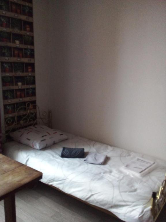 uma cama num canto de um quarto em le tilleul em Bellac