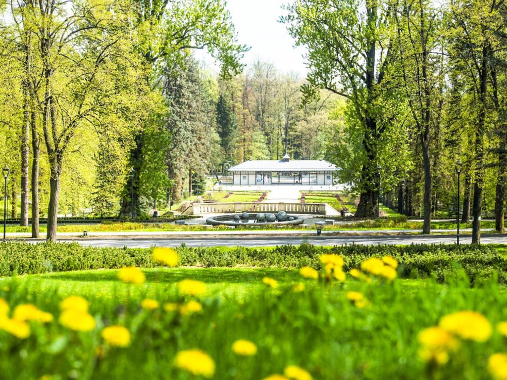 Vonkajšia záhrada v ubytovaní Apartament z Widokiem na Park