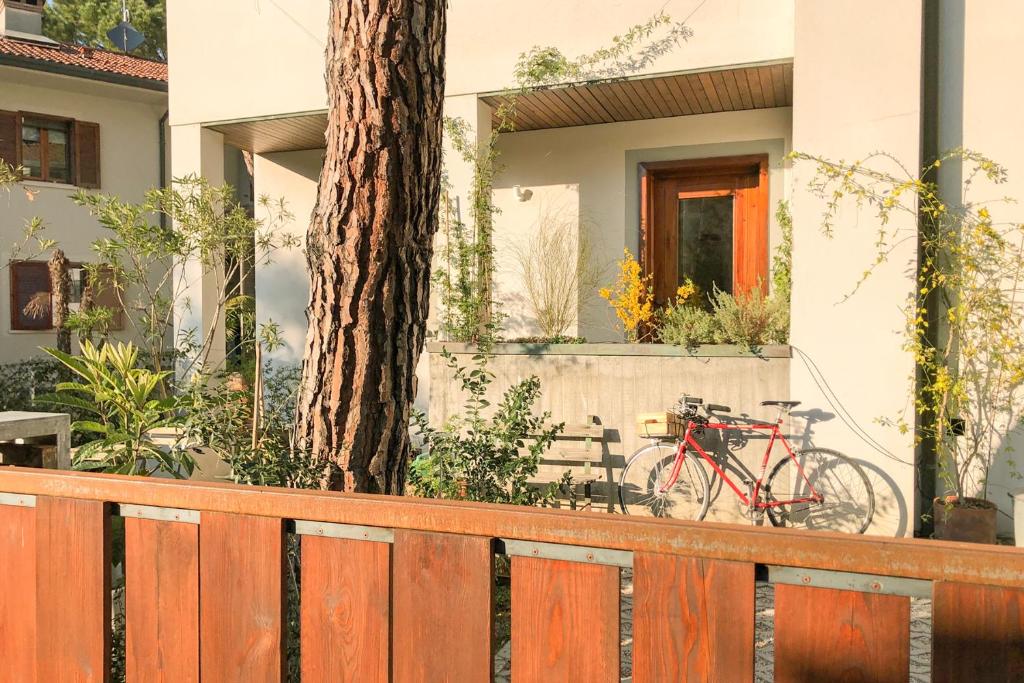 una bicicleta estacionada frente a una casa en Monolocale in villa, a 300 metri dal centro - Beau Rivage room apartment, en Santarcangelo di Romagna