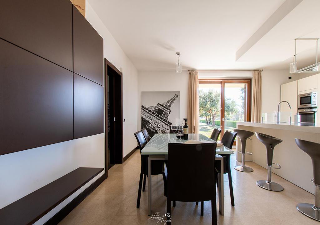 Kuchnia lub aneks kuchenny w obiekcie LANGA SUNSET VILLA