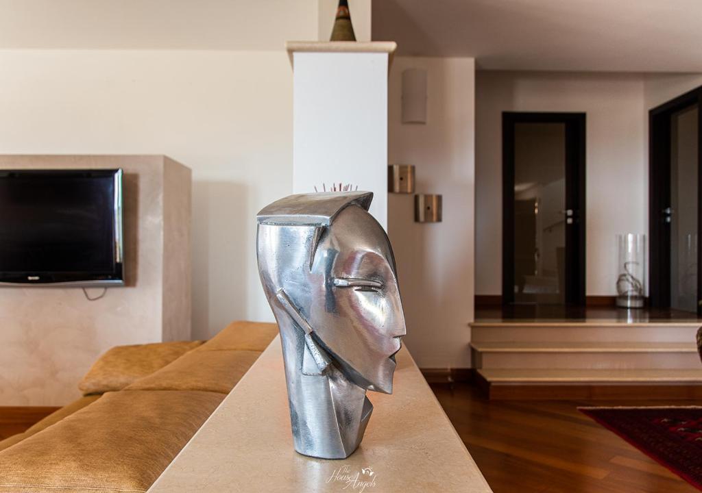 Telewizja i/lub zestaw kina domowego w obiekcie LANGA SUNSET VILLA