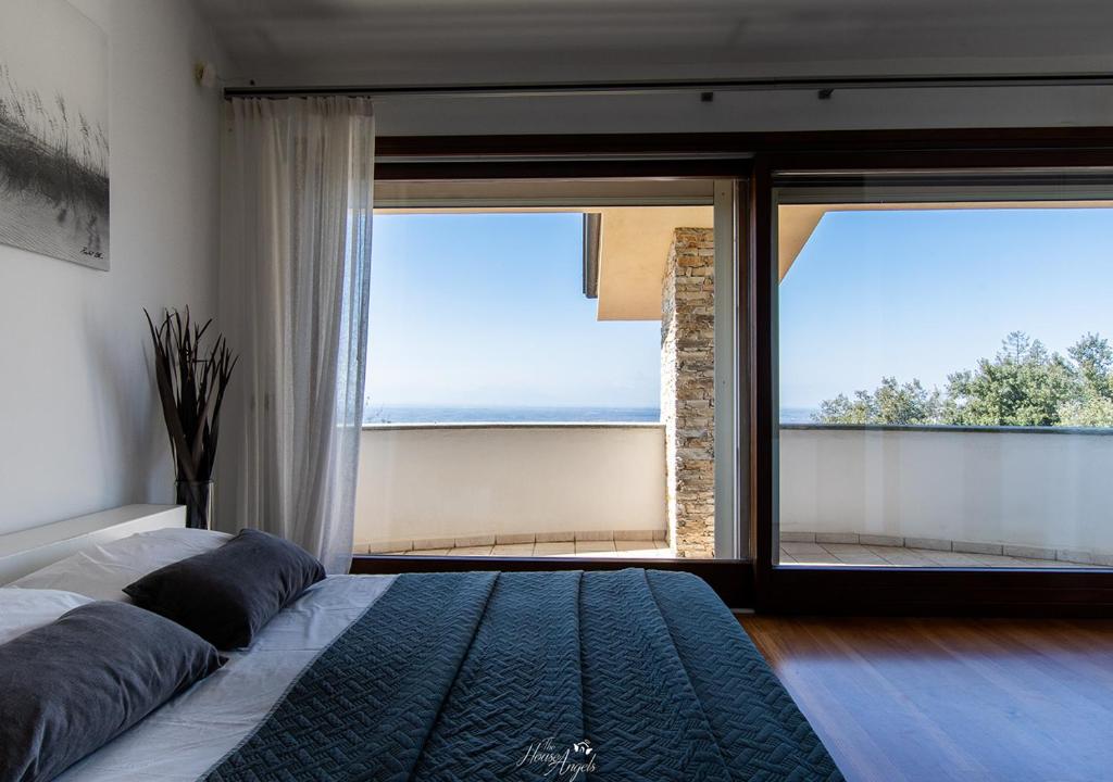 Łóżko lub łóżka w pokoju w obiekcie LANGA SUNSET VILLA