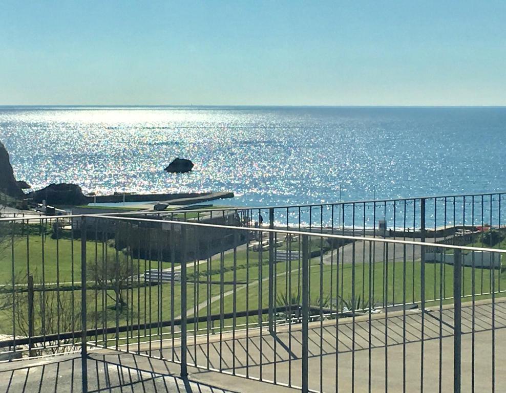 ein Blick auf das Meer vom Balkon in der Unterkunft Bay View, Millendreth Looe Cornwall in Looe