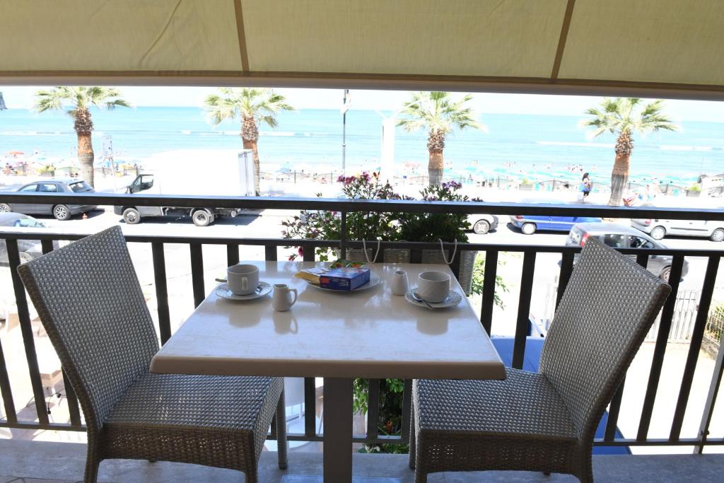 uma mesa e cadeiras com vista para a praia em Montì B&B em Agropoli