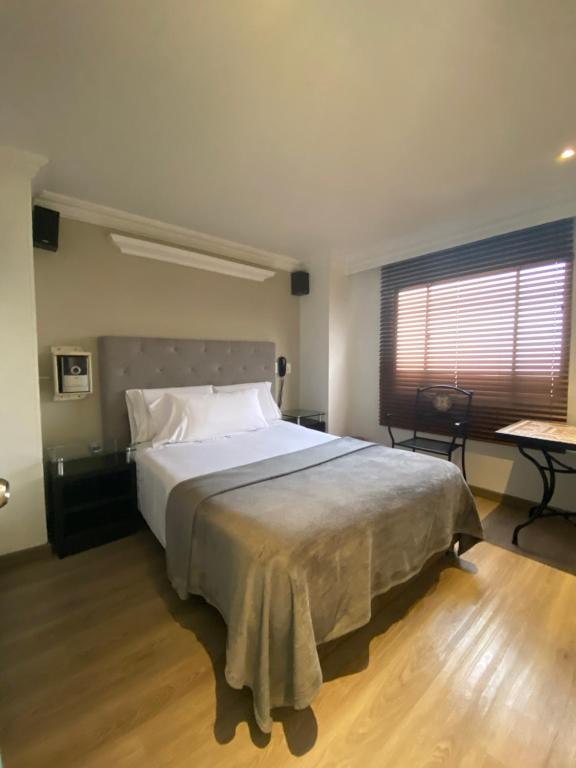 Postel nebo postele na pokoji v ubytování Hotel Picasso Inn