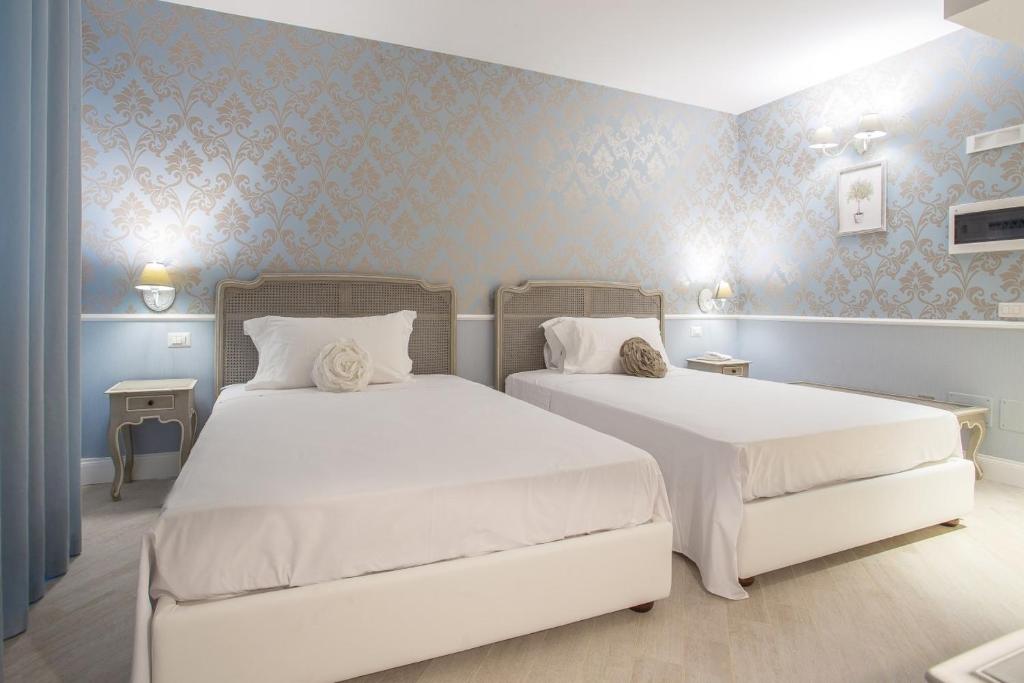 Un pat sau paturi într-o cameră la Marina Holiday & Spa