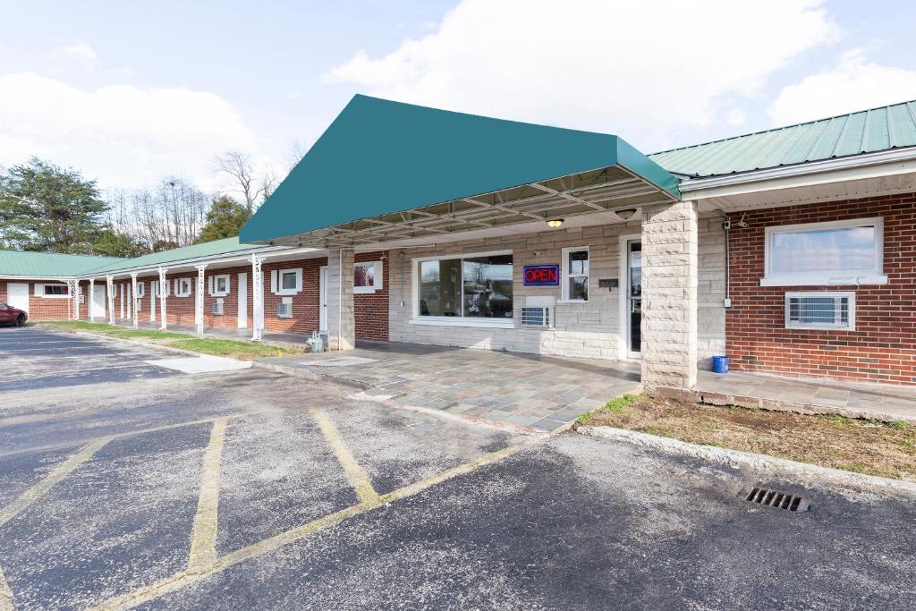 an empty parking lot in front of a building at OYO Hotel Cave City KY in Cave City