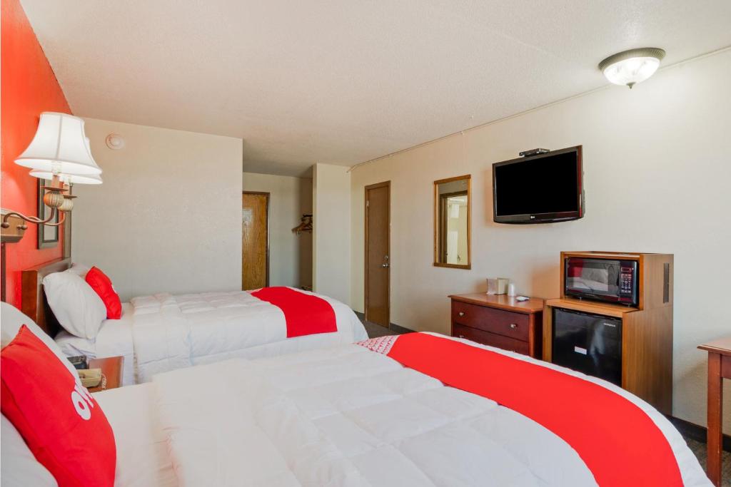TV a/nebo společenská místnost v ubytování OYO Hotel Morton East Peoria I-74
