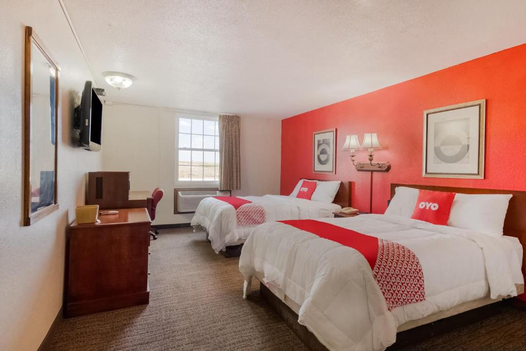 Postel nebo postele na pokoji v ubytování OYO Hotel Morton East Peoria I-74