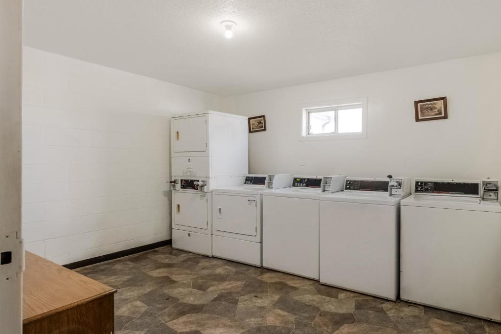 Kuchyň nebo kuchyňský kout v ubytování OYO Hotel Morton East Peoria I-74