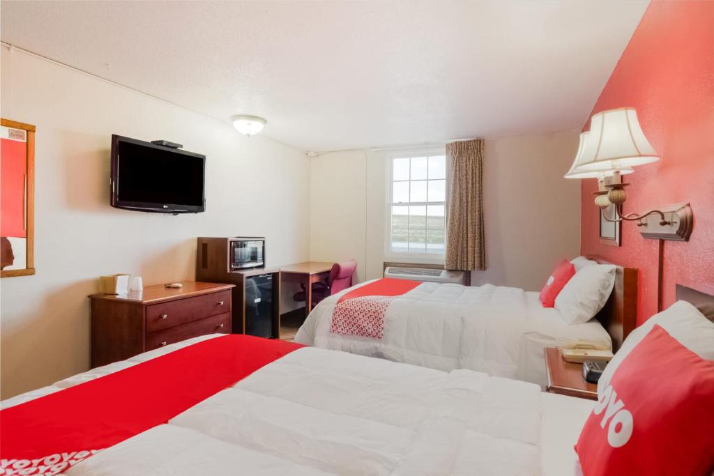 Postel nebo postele na pokoji v ubytování OYO Hotel Morton East Peoria I-74