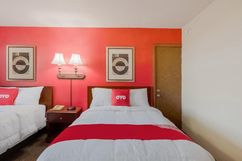 Postel nebo postele na pokoji v ubytování OYO Hotel Morton East Peoria I-74