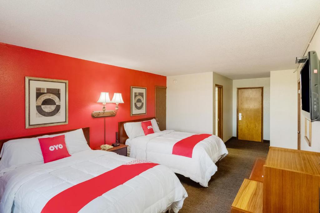 Postel nebo postele na pokoji v ubytování OYO Hotel Morton East Peoria I-74
