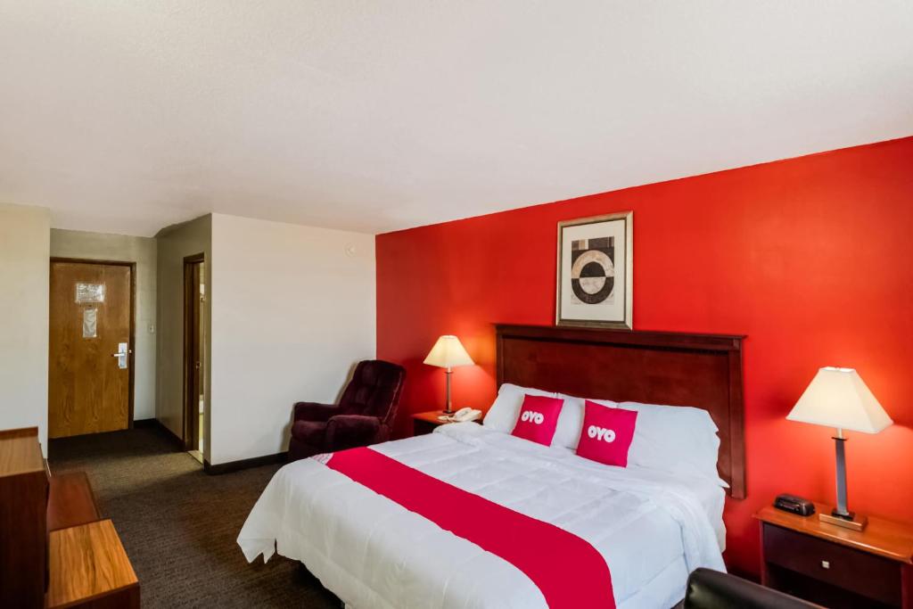 Postel nebo postele na pokoji v ubytování OYO Hotel Morton East Peoria I-74