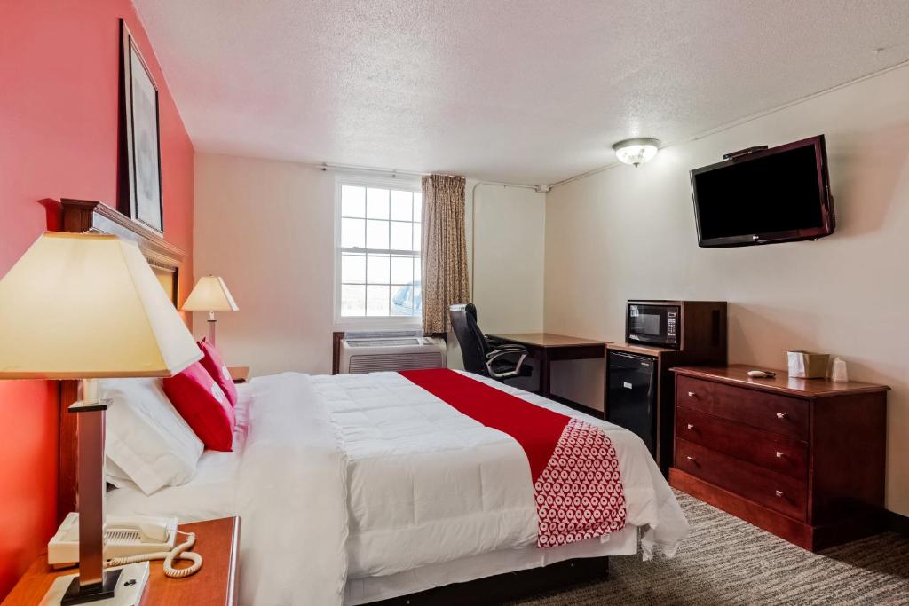 TV a/nebo společenská místnost v ubytování OYO Hotel Morton East Peoria I-74