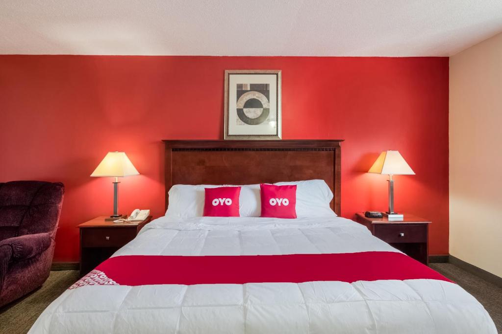 Postel nebo postele na pokoji v ubytování OYO Hotel Morton East Peoria I-74