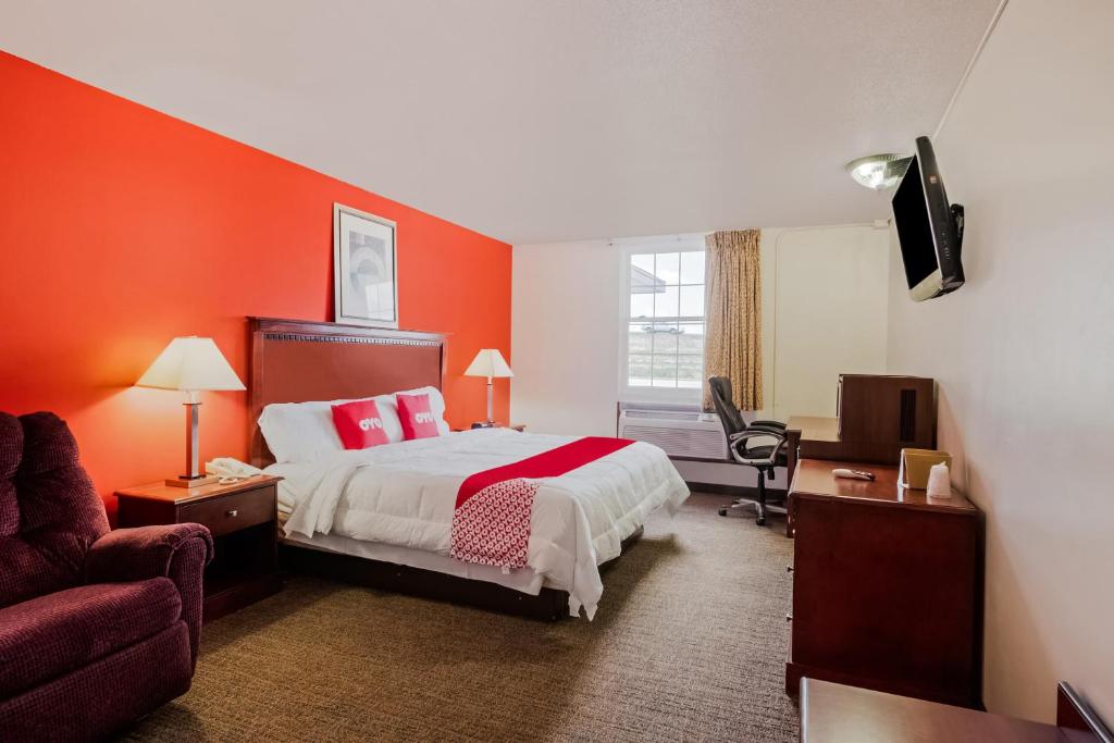Postel nebo postele na pokoji v ubytování OYO Hotel Morton East Peoria I-74