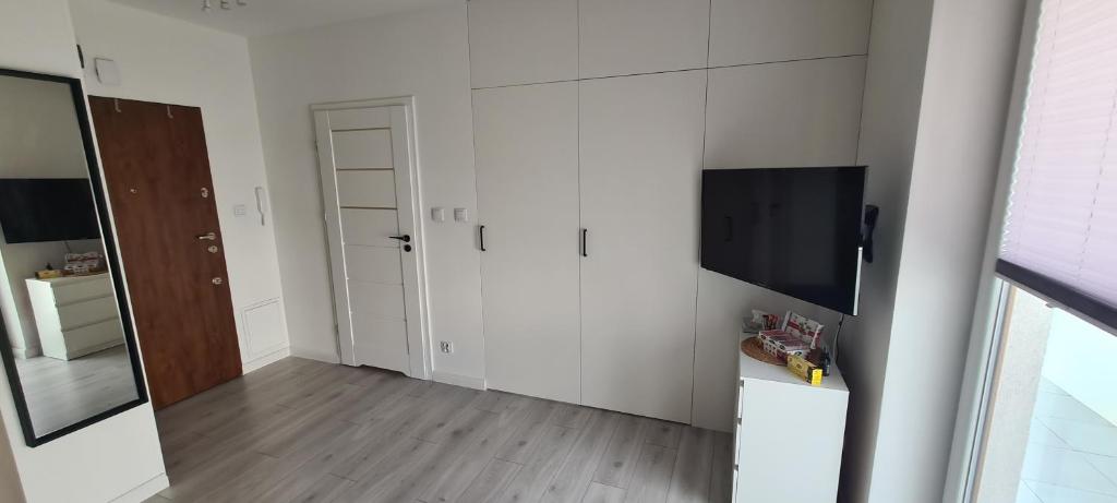 Televízia a/alebo spoločenská miestnosť v ubytovaní 61 - Apartamenty Siedlce - Nowy apartament w centrum przy ul 3 Maja 51a