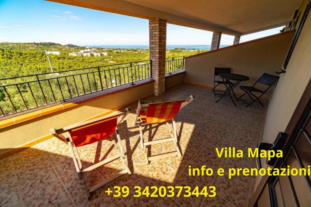 - Balcón con 2 sillas y mesa en Villa Mapa - Appartamenti vicino al mare, en Vieste
