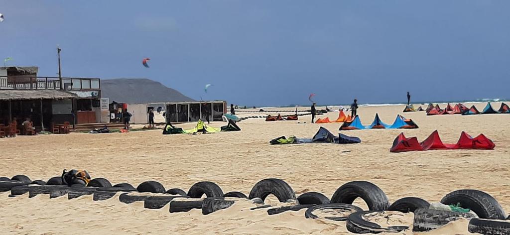 una playa con muchas cometas en la arena en Atlantic Sal Hostel, en Santa Maria