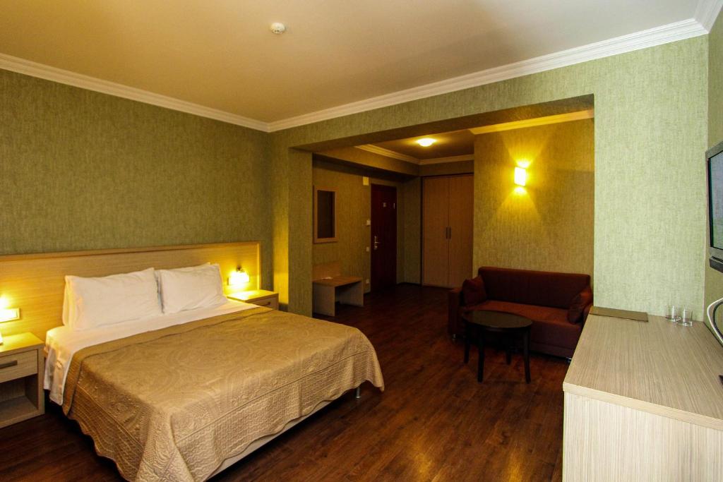 Postel nebo postele na pokoji v ubytování Batesta Hotel