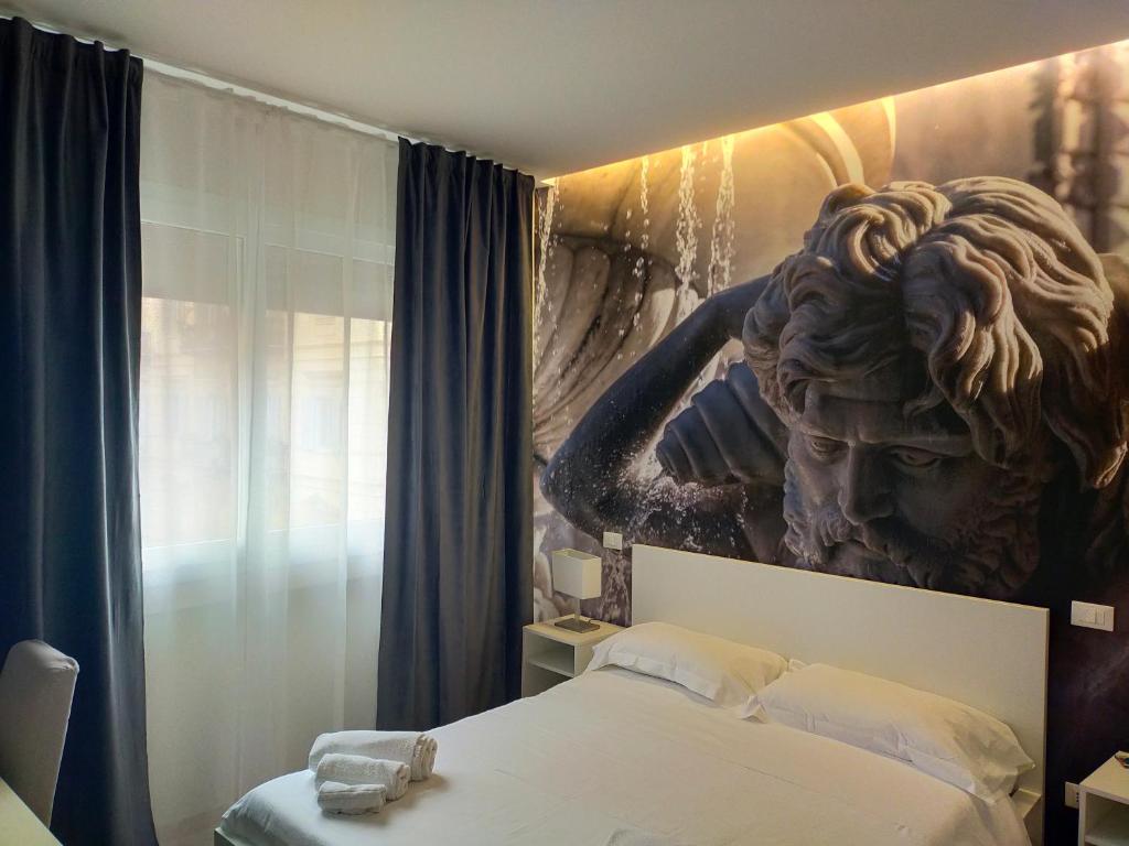 ein Schlafzimmer mit einem großen Gemälde einer Frau in der Unterkunft Borghi di Belmonte in Palermo