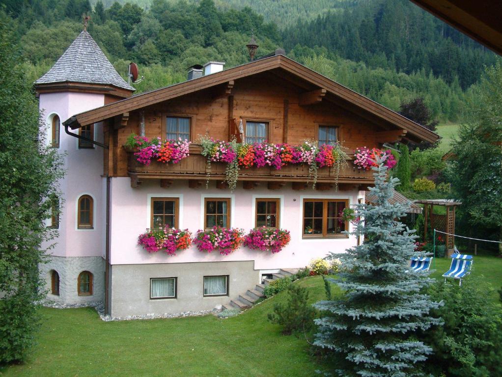 una casa con flores a un lado. en Haus Carina, en Flachau