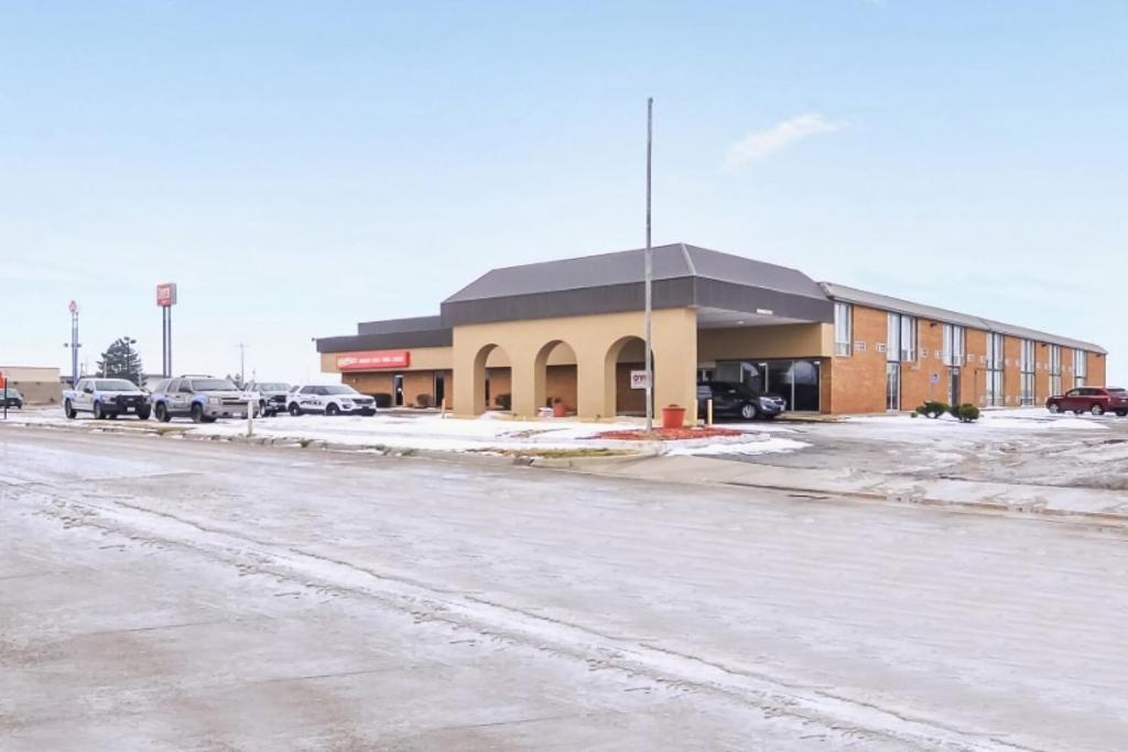 OYO Hotel Goodland KS Hwy 24 في Goodland: موقف فاضي امام مبنى