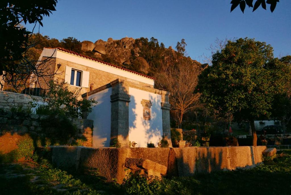 una casa con una montaña en el fondo en Quinta de São Pedro de Vir-a-Corça em Monsanto, en Monsanto