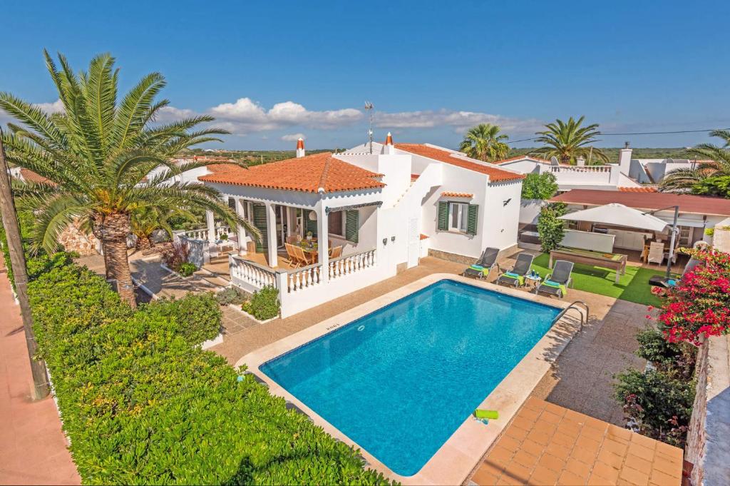 una vista aérea de una casa con piscina en Villa Carpe Diem by Villa Plus, en Cala'n Porter