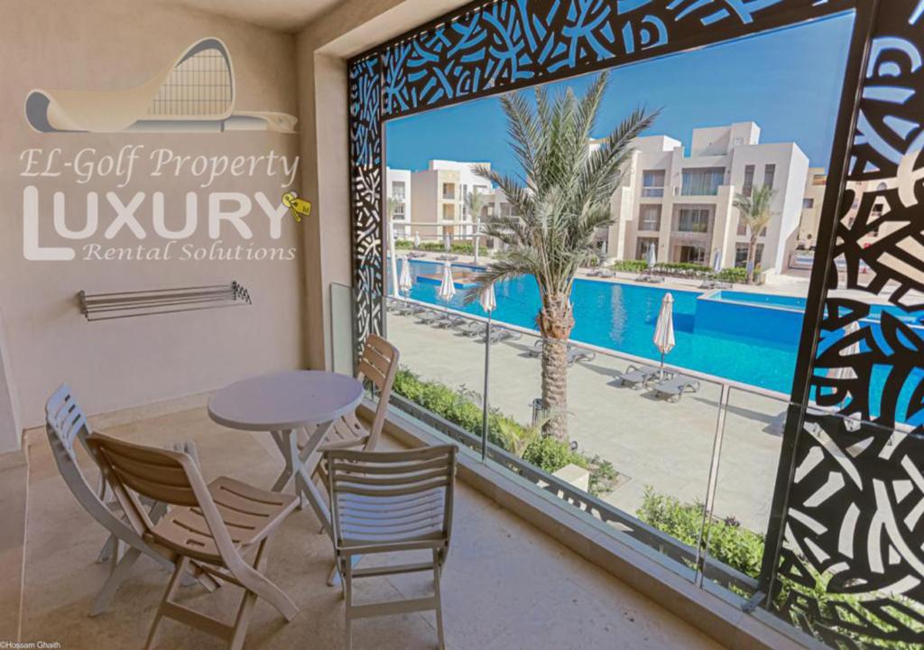 The swimming pool at or close to Mangarov-2BR. M1-6b-12