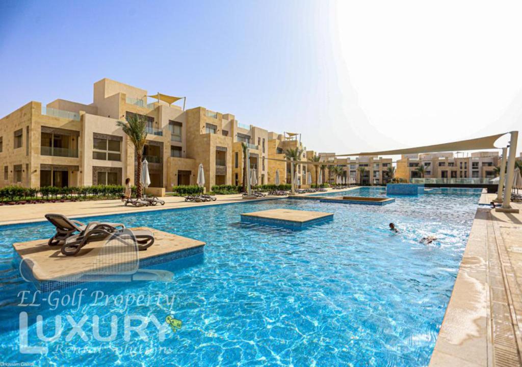 The swimming pool at or close to Mangarov-2BR. M1-6b-12