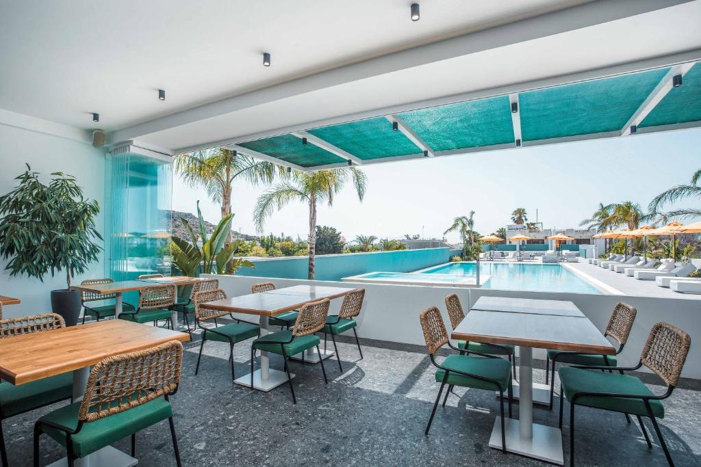 Bazén v ubytovaní Mazoren Art Hotel alebo v jeho blízkosti
