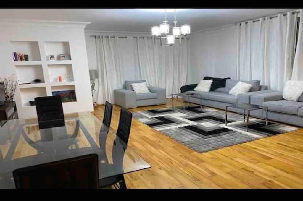ein Wohnzimmer mit einem Sofa und einem Tisch in der Unterkunft Luxurious and Modern 3 Bedroom Maadi Apartment in Kairo