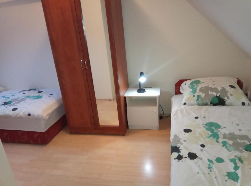 Posteľ alebo postele v izbe v ubytovaní HAUS FERENCZ Bötös Villa