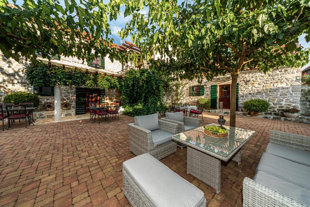 Ogród w obiekcie Heritage Hotel & Estate Raznjevica Dvori AD 1307