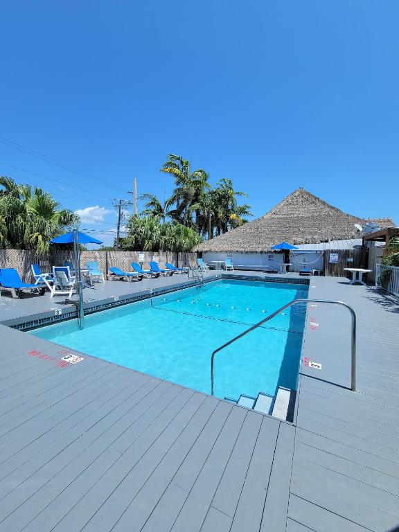 una grande piscina con sedie e l'oceano di Looe Key Reef Resort and Dive Center a Summerland Key