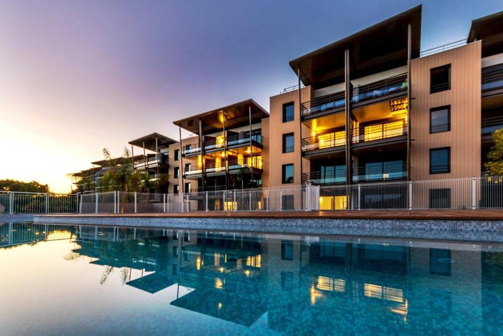 un bâtiment avec une piscine en face d'un bâtiment dans l'établissement Superbe appartement, piscine, vue mer et montagnes, à Antibes