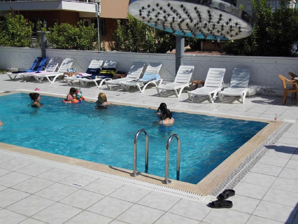 een groep mensen in een zwembad bij Pusula Apart Otel in Antalya