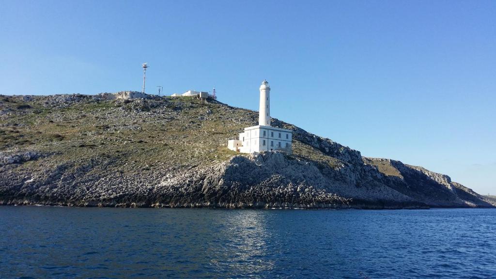 latarnia morska na wyspie w wodzie w obiekcie A due passi dal mare w mieście Otranto