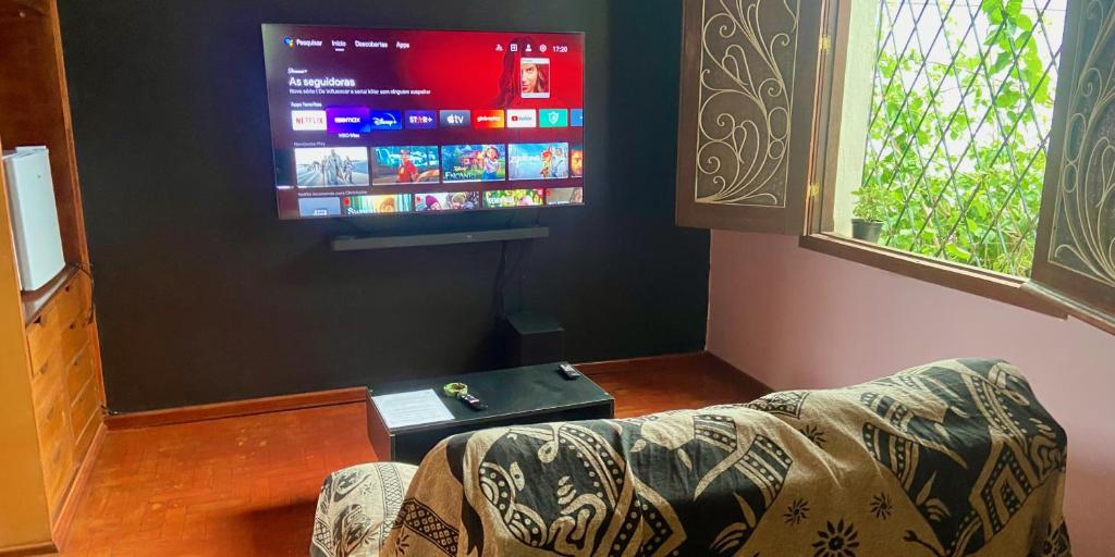 Uma TV ou centro de entretenimento em Vila Santê