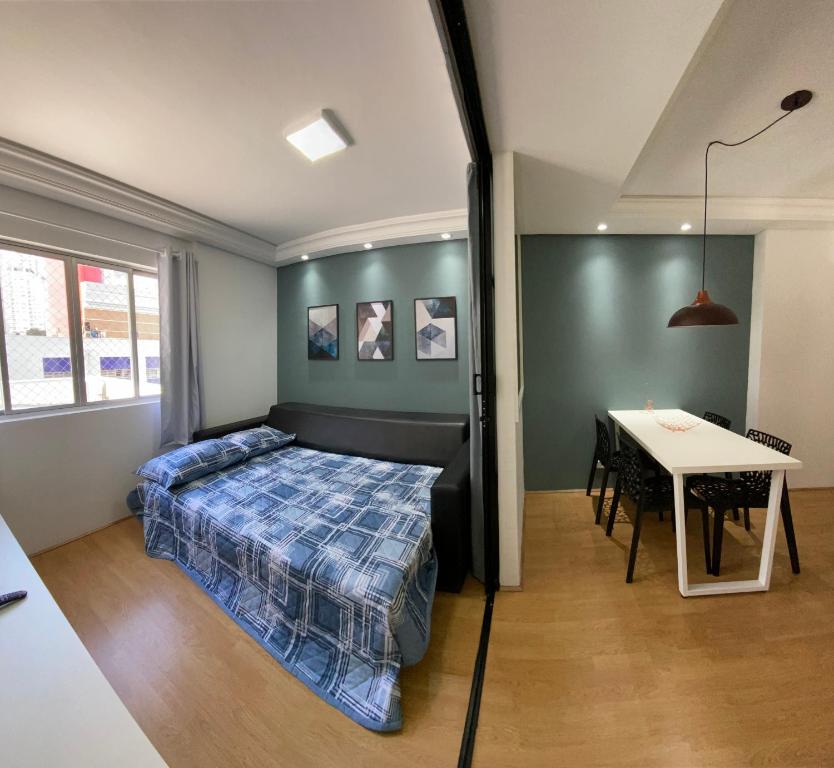 Postel nebo postele na pokoji v ubytování 101- Lindo Apartamento Amplo e decorado, 2 quartos, sala, cozinha completa, mobiliario moderno, lavanderia , Excelente localização no bairro Bigorrilho